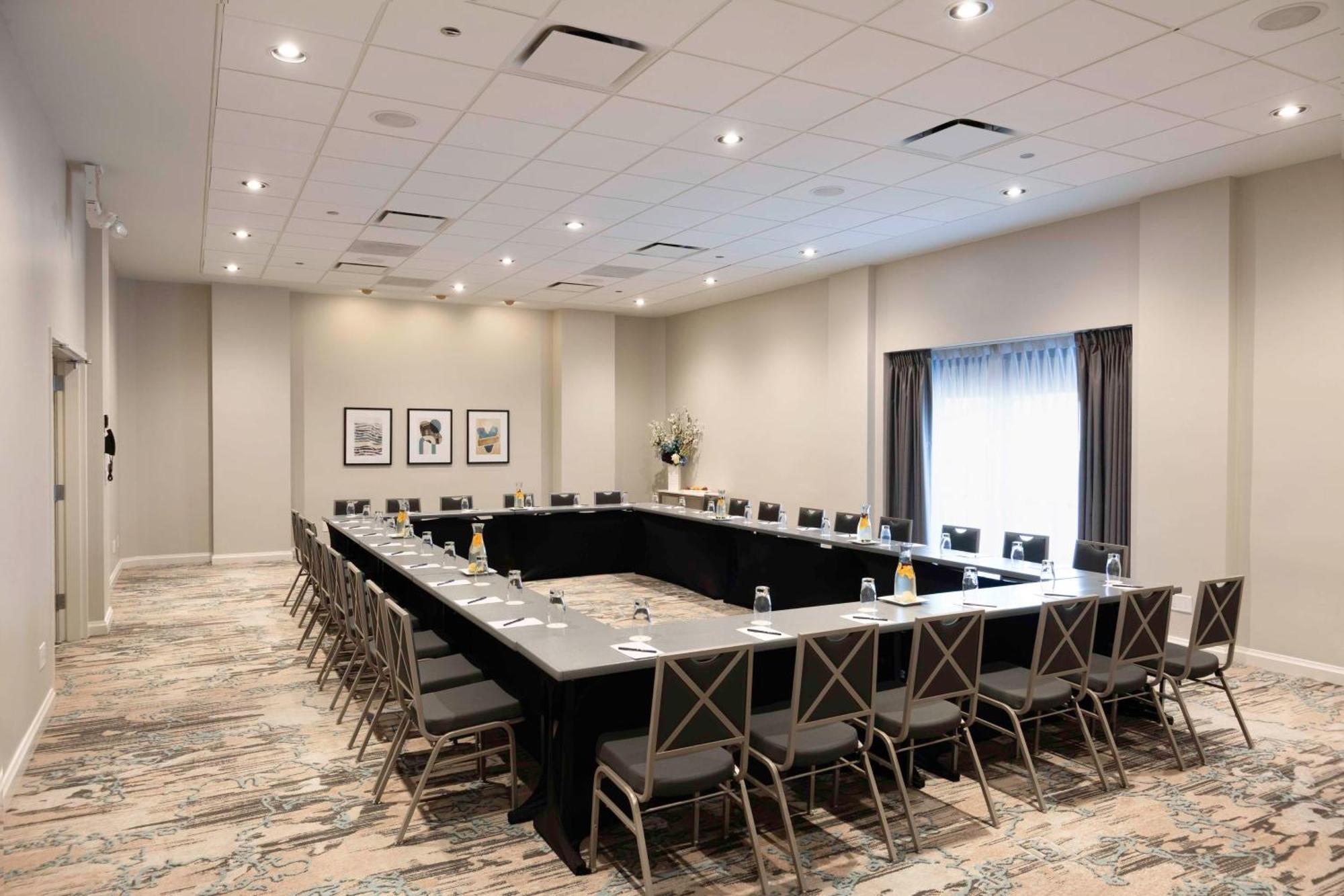 Doubletree By Hilton And Conference Center Chicago North Shore Hotel